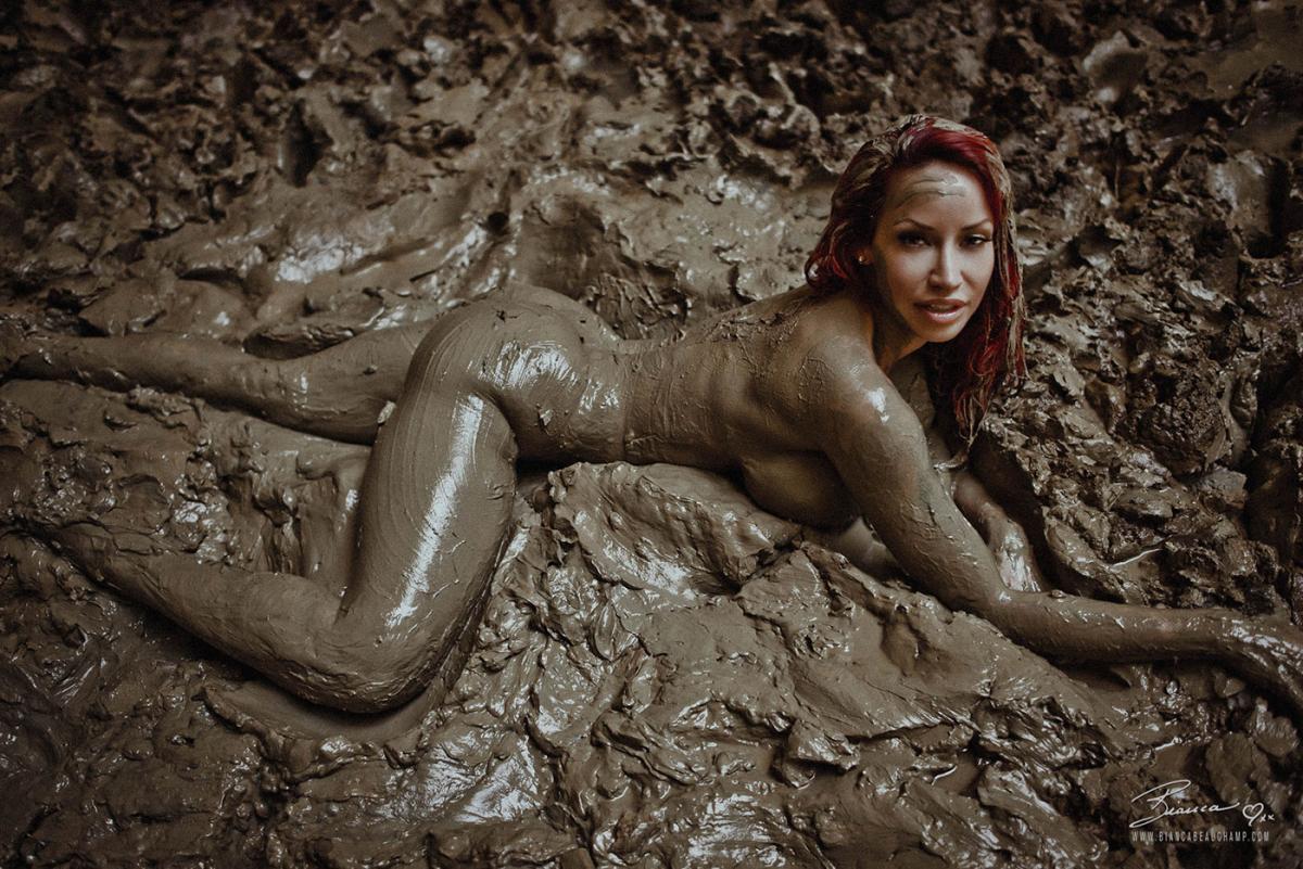 Голая в грязи показала красивое тело